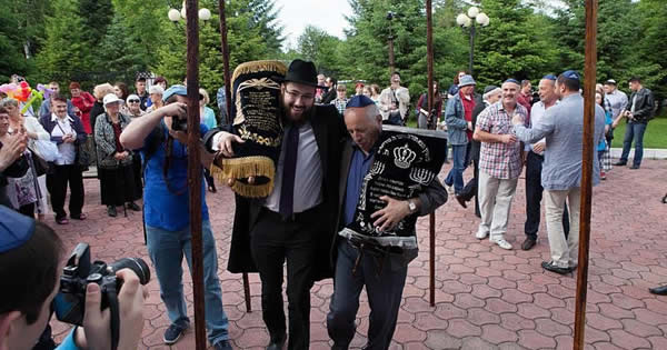 WSJ: Rabbi Brings Kosher to Birobidzhan, Stalin's Siberian 'Zion' - Chabad.org