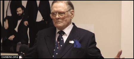 British P.O.W. and Holocaust witness Denis Avey shares his experiences with audience members at the Oxford Chabad Society.
