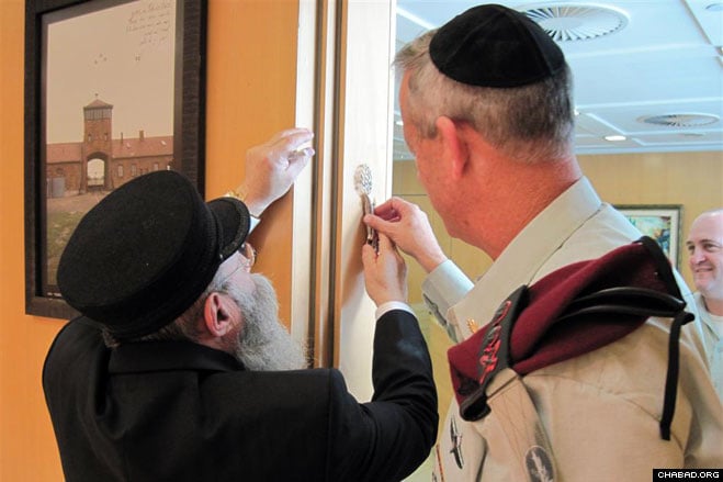 Rabbi Yaakov Gloiberman, director of the Chabad-Lubavitch run Yad B’Yad charity, greets Israel Defense Force spokesman Brig. Gen. Avi Benayahu at the Tel Aviv ceremony celebrating the promotion of Maj. Gen. Benny Gantz as the army’s 20th chief of staff.