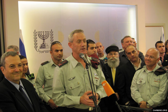 Rabbi Yaakov Gloiberman, director of the Chabad-Lubavitch run Yad B’Yad charity, greets Israel Defense Force spokesman Brig. Gen. Avi Benayahu at the Tel Aviv ceremony celebrating the promotion of Maj. Gen. Benny Gantz as the army’s 20th chief of staff.